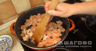 Фото приготовления рецепта: Жульен с курицей и грибами на сковороде - шаг 1