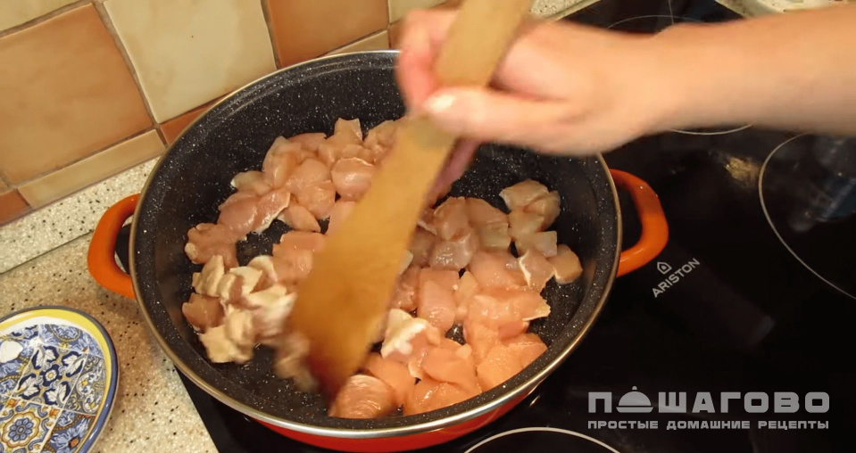 Фото приготовления рецепта: Жульен с курицей и грибами на сковороде - шаг 1
