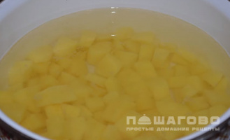Фото приготовления рецепта: Сливочный крем-суп из шампиньонов и картофеля - шаг 3