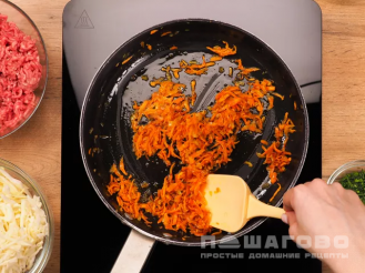 Фото приготовления рецепта: Ленивые капустные голубцы в сковороде - шаг 2