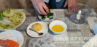 Фото приготовления рецепта: Салат с перепелиными яйцами, семгой и томатами черри - шаг 1