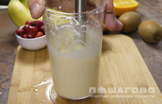 Фото приготовления рецепта: Смузи фруктовый с молоком - шаг 1