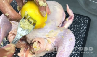 Фото приготовления рецепта: Курица в духовке с лимоном - шаг 3