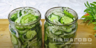 Фото приготовления рецепта: Салат из огурцов и лука на зиму - шаг 7