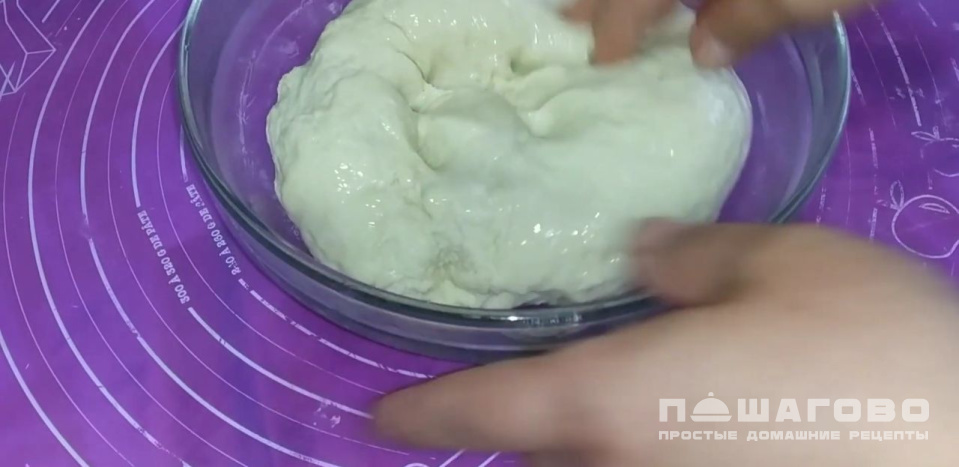 Фото приготовления рецепта: Бабушкины пирожки с сыром и яйцом - шаг 4