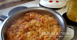 Фото приготовления рецепта: Бигус из квашеной капусты с сосисками - шаг 9