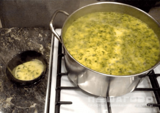 Фото приготовления рецепта: Сырный суп с курицей и грибами - шаг 5