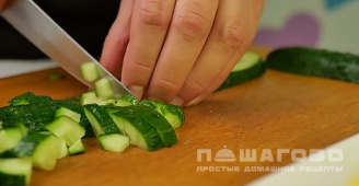 Фото приготовления рецепта: Салат с грибами, черносливом и курицей - шаг 12