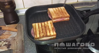Фото приготовления рецепта: Сэндвич с ветчиной и сыром в дорогу на сковороде гриль - шаг 4