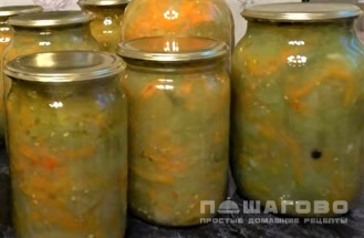 Фото приготовления рецепта: Салат из зеленых помидоров и кабачков в банке - шаг 6