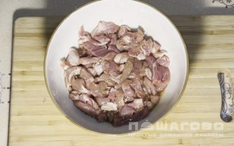 Фото приготовления рецепта: Яичная китайская лапша вок со свининой - шаг 2