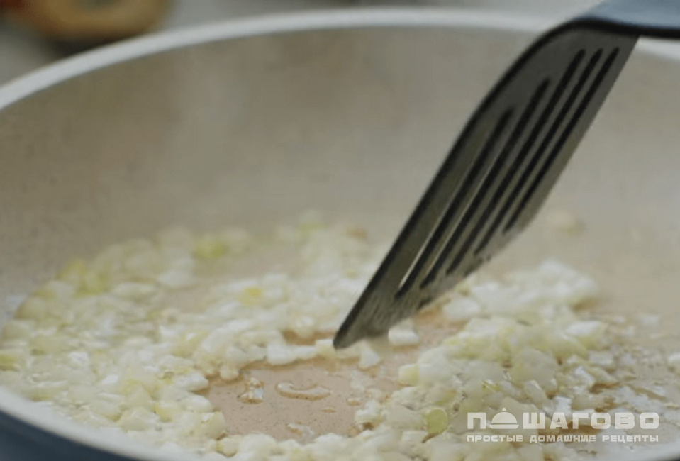 Фото приготовления рецепта: Шакшука с мясным фаршем - шаг 1
