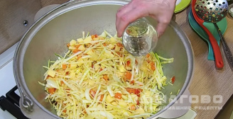 Фото приготовления рецепта: Овощное рагу с капустой и картофелем - шаг 10