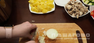 Фото приготовления рецепта: Грибное рагу с капустой в мультиварке - шаг 6