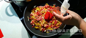 Фото приготовления рецепта: Суп солянка мясная по-домашнему - шаг 8