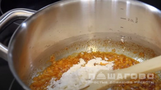 Фото приготовления рецепта: Подливка из сыра и горошка - шаг 4