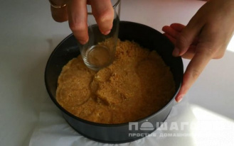 Фото приготовления рецепта: Чизкейк с клубникой - шаг 2