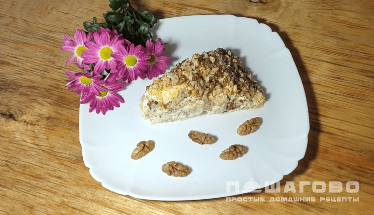 Салат с курицей и бананом