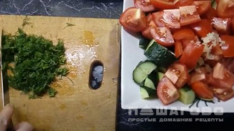 Фото приготовления рецепта: Салат из свежих помидоров и огурцов - шаг 2