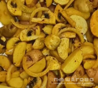 Фото приготовления рецепта: Хрустящая картошка, запеченная с грибами - шаг 5
