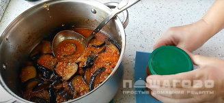 Фото приготовления рецепта: Консервированные баклажаны в томатном соусе - шаг 4