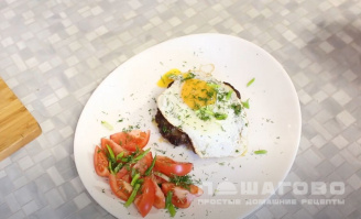 Фото приготовления рецепта: Рубленый бифштекс с яйцом - шаг 8