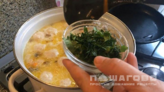 Фото приготовления рецепта: Сырный суп с куриными фрикадельками - шаг 9