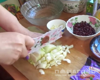Фото приготовления рецепта: Салат с фасолью и пекинской капустой - шаг 1