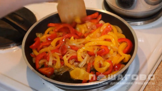 Фото приготовления рецепта: Теплый салат с курицей и стручковой фасолью - шаг 4