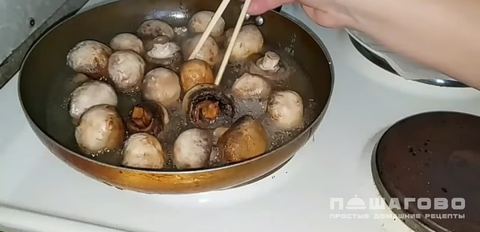 Фото приготовления рецепта: Греческий салат с пекинской капустой и грибами - шаг 1
