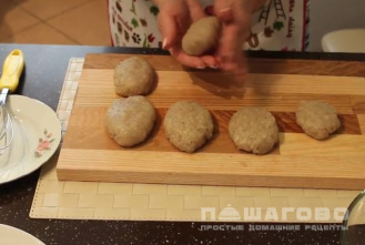 Фото приготовления рецепта: Щучьи котлеты с картофельным пюре - шаг 4