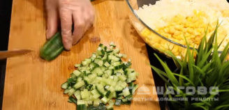 Фото приготовления рецепта: Классический крабовый салат с огурцом - шаг 5