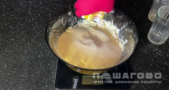 Фото приготовления рецепта: Диетические сырники в духовке - шаг 2