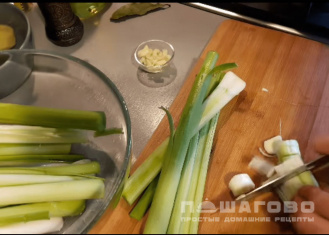 Фото приготовления рецепта: Суп-пюре из лука-порея - шаг 1