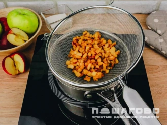 Фото приготовления рецепта: Творожные пирожки  с яблоками - шаг 10