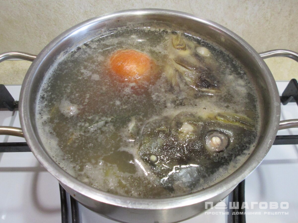 Фото приготовления рецепта: Простая уха из голов терпуга - шаг 9
