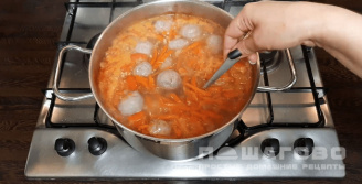 Фото приготовления рецепта: Суп с фрикадельками и фасолью - шаг 4