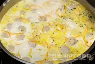 Фото приготовления рецепта: Суп с фрикадельками и грибами - шаг 6
