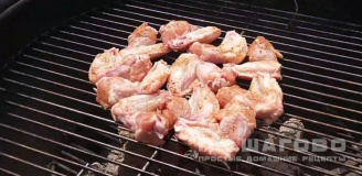 Фото приготовления рецепта: Хрустящие куриные крылышки на гриле - шаг 7