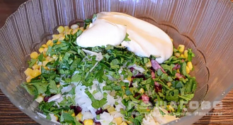 Фото приготовления рецепта: Фасолевый салат с сухариками и чесноком - шаг 5