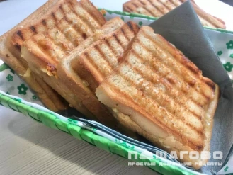 Фото приготовления рецепта: Хрустящие бутерброды в вафельнице - шаг 5