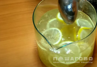 Фото приготовления рецепта: Чай с имбирем и лимоном - шаг 3