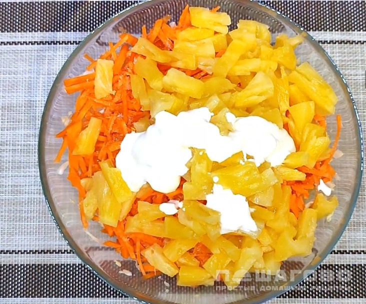 Салат из капусты, моркови и ананаса