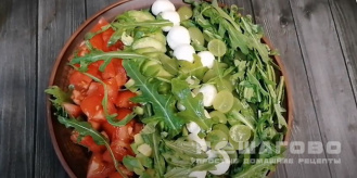 Фото приготовления рецепта: Овощной салат с моцареллой, кунжутом и пикатной заправкой - шаг 3