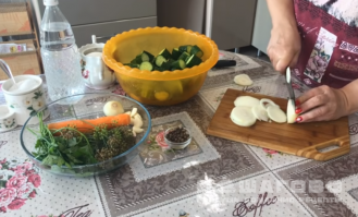 Фото приготовления рецепта: Огурцы по-еврейски на зиму - шаг 1
