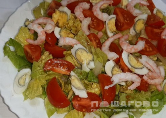 Фото приготовления рецепта: Салат с креветками без майонеза - шаг 5