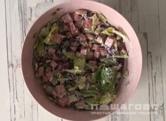 Фото приготовления рецепта: Салат с фасолью, сухариками и колбасой - шаг 4