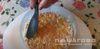 Фото приготовления рецепта: Салат с копченой курицей, морковью по-корейски и кукурузой - шаг 7