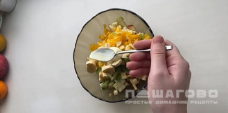 Фото приготовления рецепта: Фруктовый салат со сгущенкой - шаг 3