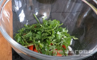 Фото приготовления рецепта: ПП салат с курицей маринованной в специях и зеленым салатом - шаг 3
